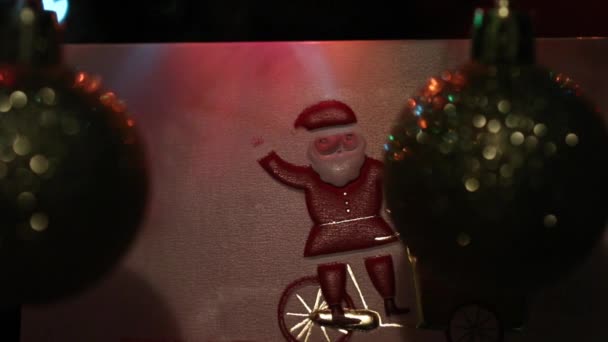 Uma Foto Close Ornamento Natal Papai Noel Brilhando Sob Luzes — Vídeo de Stock