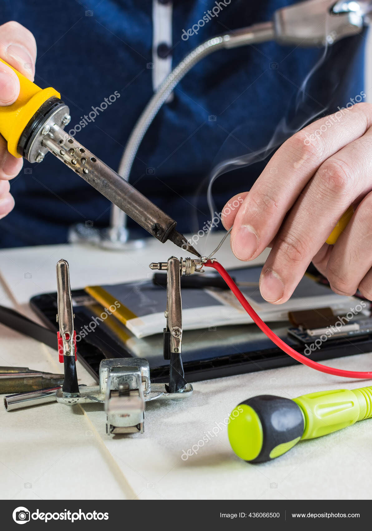 Sebuah Gambar Vertikal Tangan Laki Laki Solder Kabel Perangkat Elektronik Stok Foto C Wirestock 436066500