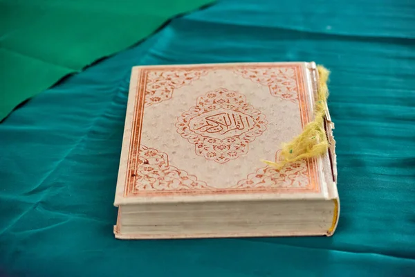 Μια Επιλεκτική Φωτογραφία Ενός Ιερού Βιβλίου Του Κοράν Ένα Κρεβάτι — Φωτογραφία Αρχείου