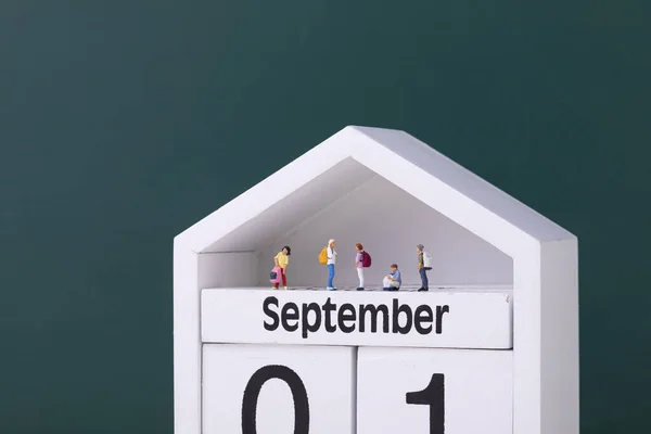 Statuette Uno Studente Piedi Sul Calendario Raffigurante Primo Settembre Primo — Foto Stock