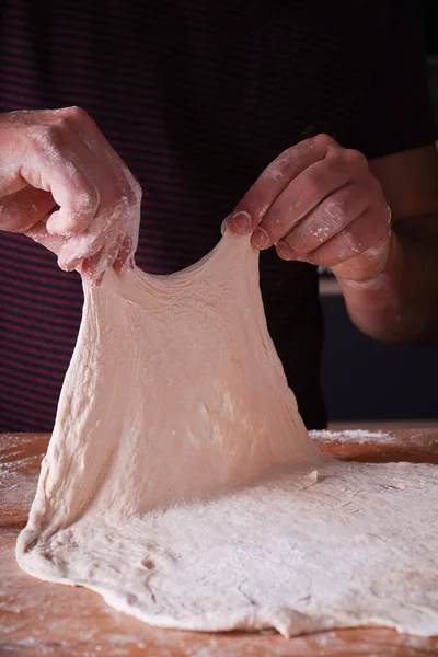 Tiro Vertical Cozinheiro Abrindo Massa Pizza Processo Preparação Pizza Artesanal — Fotografia de Stock