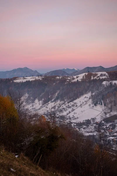 Eine Faszinierende Landschaft Aus Schneebedeckten Hügeln Bei Sonnenuntergang — Stockfoto