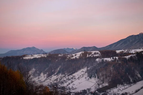 Hipnotyzująca Sceneria Śnieżnych Wzgórz Zachodzie Słońca — Zdjęcie stockowe