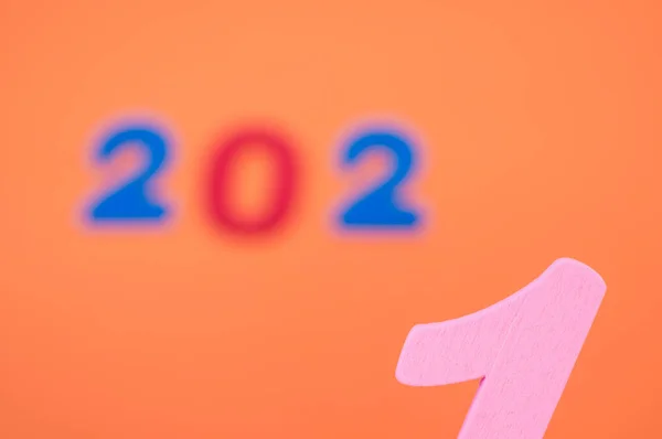 橙色背景下的2021年彩色木制数字 新年概念 — 图库照片