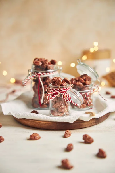 Een Verticaal Shot Van Heerlijke Kerst Geroosterde Amandelen Een Pot — Stockfoto