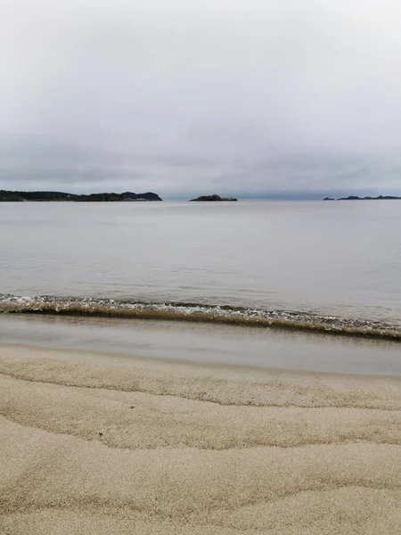 노르웨이의 라르비크에 칠흑같은 바다를 해안의 — 스톡 사진