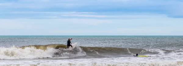 Uno Scatto Panoramico Surfista Maschio Nel Mare Ondulato — Foto Stock