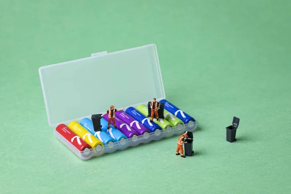 Close Baterias Coloridas Brinquedos Coletores Resíduos Conceito Preservação Energia — Fotografia de Stock