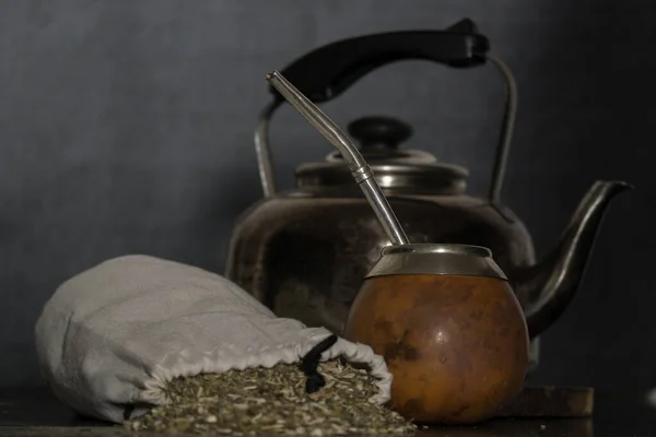 Рюмку Коричневого Калабаса Чайник Пакетик Чайной Травой Названием Мат — стоковое фото