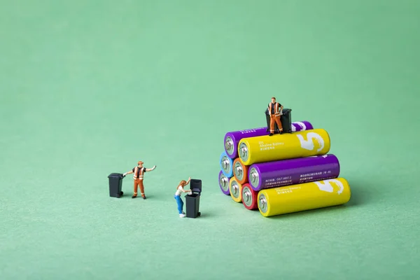 Tiro Foco Seletivo Baterias Coloridas Brinquedos Coletores Resíduos Conceito Preservação — Fotografia de Stock