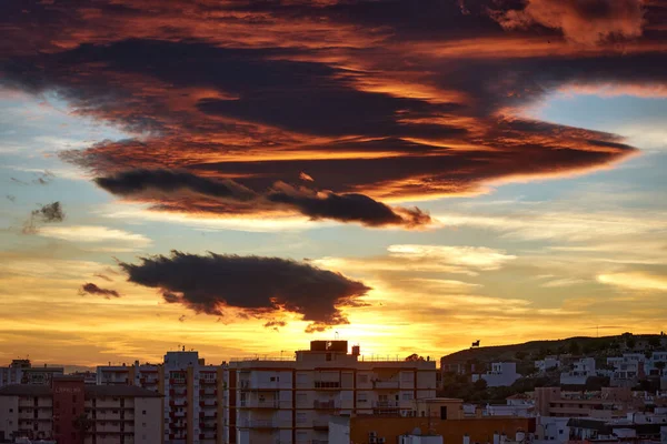 Blick Auf Eine Säule Orangefarbener Dunkler Wolken Über Städtischen Gebäuden — Stockfoto