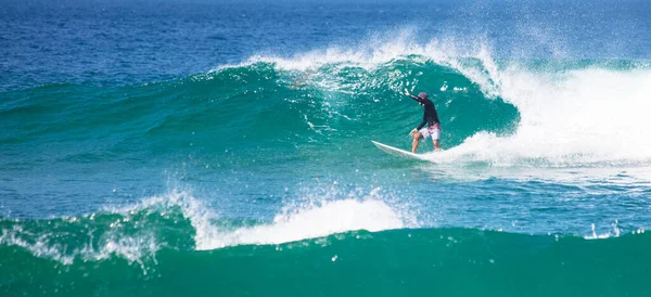 Surfista Maschio Nel Mare Ondulato — Foto Stock