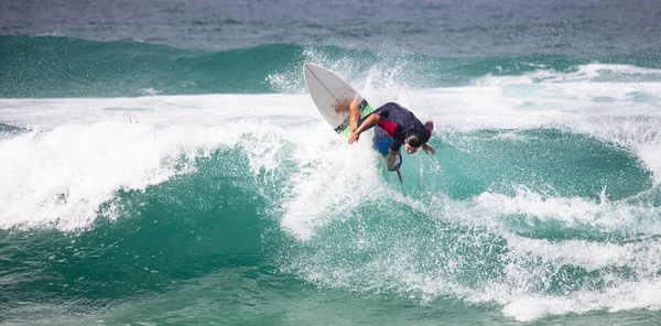 Surfista Masculino Mar Ondulado —  Fotos de Stock
