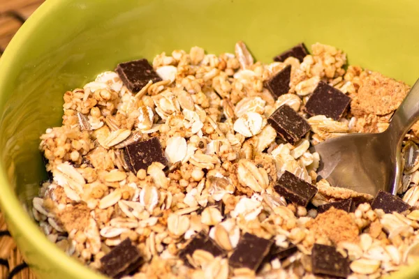 Tiro Close Muesli Com Chocolate Uma Tigela Amarela — Fotografia de Stock