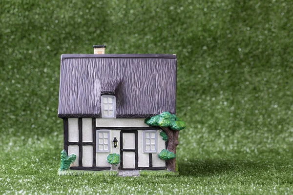 Een Selectieve Focus Shot Van Een Miniatuur Huis Kunstgras — Stockfoto