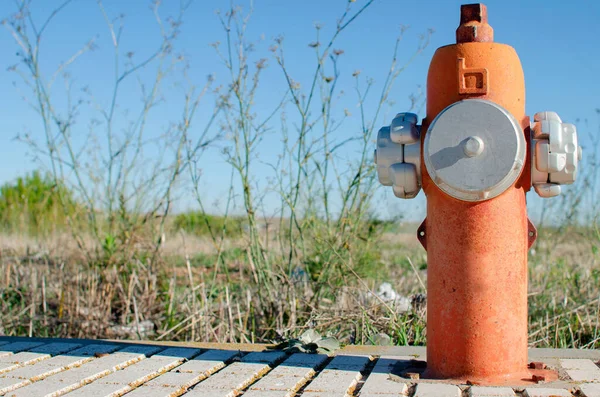 Tiro Perto Hidrante Fogo Abastecimento Água Para Bombeiros Próximo Prado — Fotografia de Stock