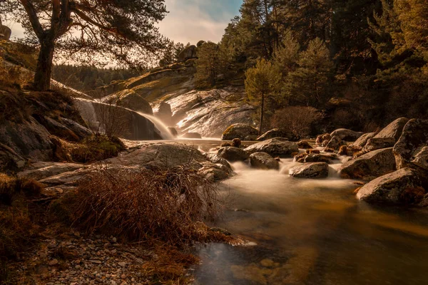 Krásný Záběr Malebného Vodopádu Řece Podzimní Přírodní Scenérie — Stock fotografie