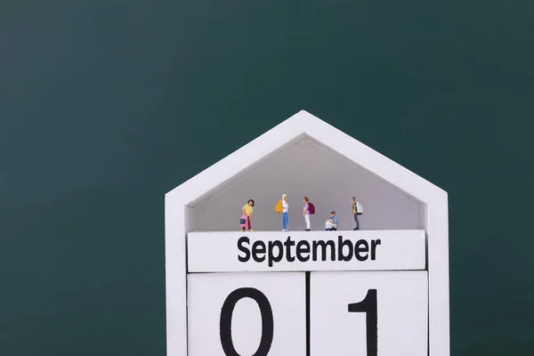 Een Studentenfiguurtje Dat Kalender Staat Eerste Schooldag Van September Voorstelt — Stockfoto