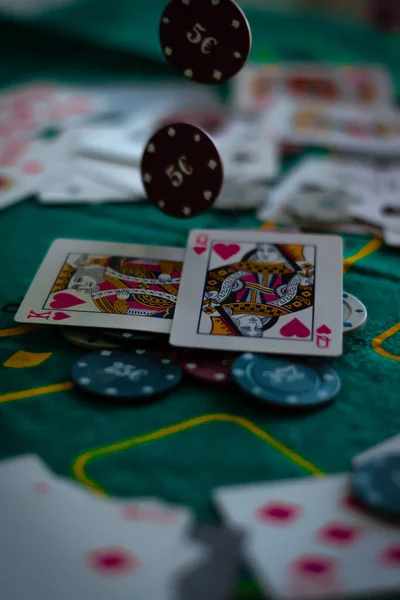 Tiro Vertical Uma Mesa Poker Com Cartas Fichas Voadoras Poker — Fotografia de Stock