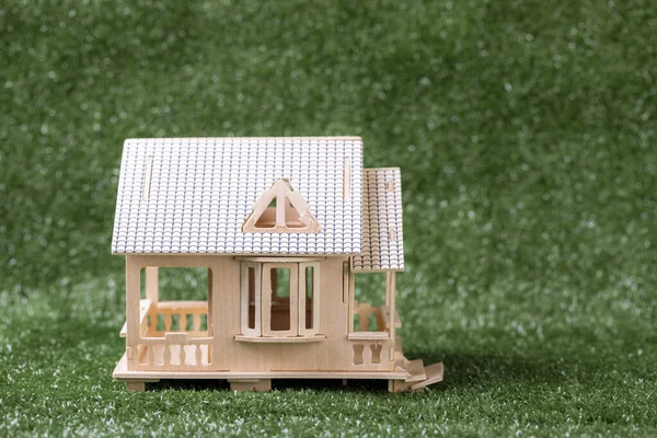 Een Selectieve Focus Shot Van Een Miniatuur Huis Kunstgras — Stockfoto