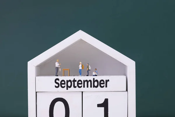 Een Docenten Studentenfiguurtjes Kalender Van September Eerste Schooldag — Stockfoto