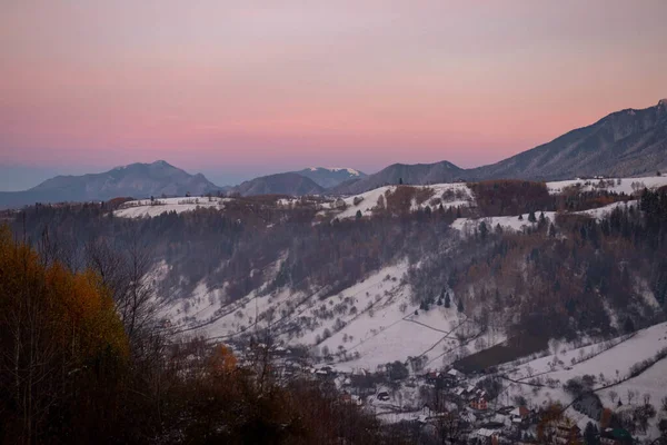 Hipnotyzująca Sceneria Śnieżnych Wzgórz Zachodzie Słońca — Zdjęcie stockowe