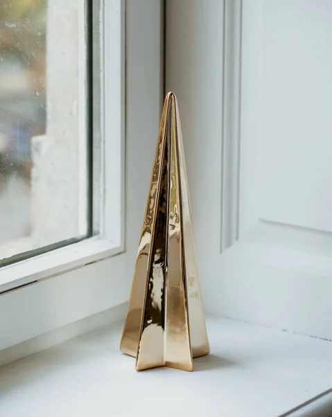Eine Vertikale Aufnahme Einer Goldenen Kiefer Als Souvenir Weihnachten Fenster — Stockfoto