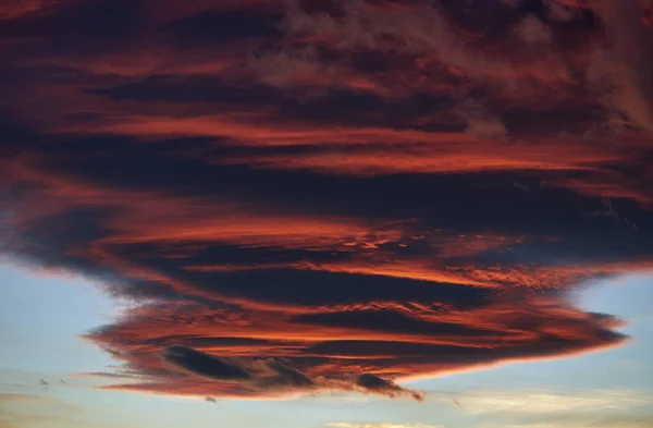 Una Hermosa Columna Nubes Color Naranja Oscuro Cielo Atardecer — Foto de Stock