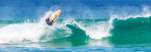 Panoramaaufnahme Eines Männlichen Surfers Welligen Meer — Stockfoto