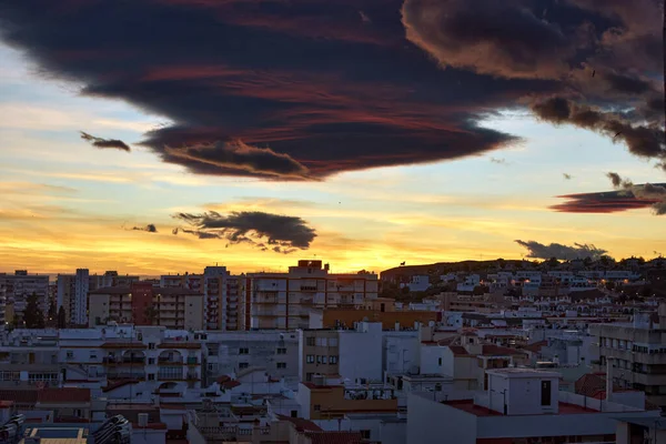 Uma Vista Uma Coluna Nuvens Escuras Alaranjadas Sobre Edifícios Cidade — Fotografia de Stock