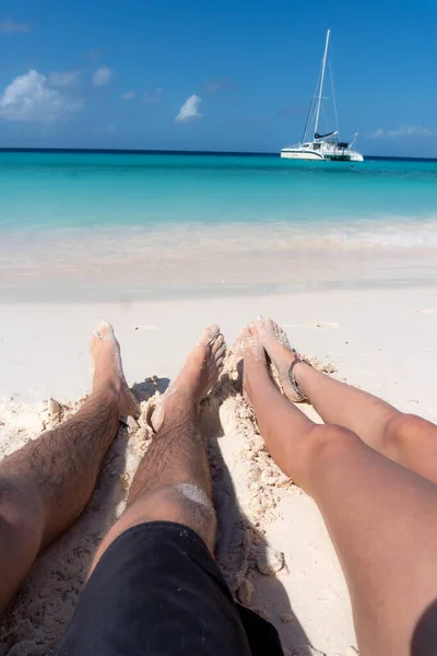 Colpo Verticale Piedi Femminili Maschili Seduti Una Spiaggia Sabbiosa Sullo — Foto Stock