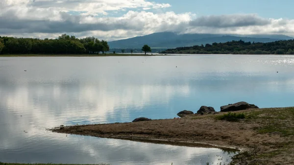 背景には曇り空の湖の美しいショット — ストック写真