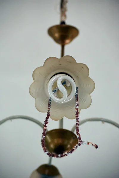 Tiro Ángulo Bajo Cuentas Oración Islámica Colgando Una Lámpara Araña — Foto de Stock