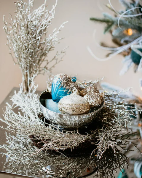 Plano Vertical Brillantes Decoraciones Navideñas Juguetes Árbol Navidad Sobre Mesa —  Fotos de Stock