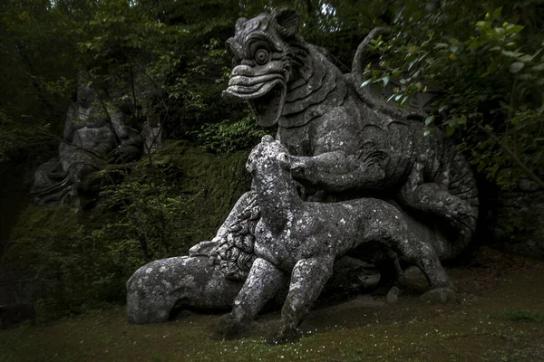 Velká Socha Draka Pokousaná Lvem Psem Proslulé Italské Parco Dei — Stock fotografie