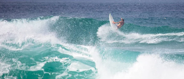 Surfista Masculino Mar Ondulado — Fotografia de Stock