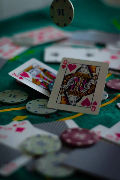 Ett Vertikalt Skott Ett Pokerbord Med Kort Och Poker Flygande — Stockfoto