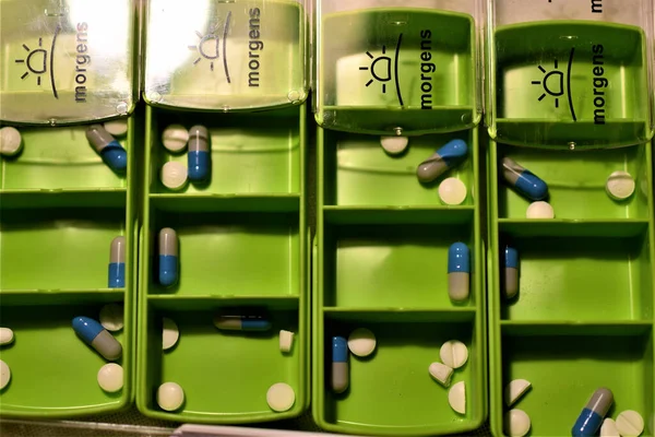 药箱里的胶囊和药片的特写镜头 — 图库照片