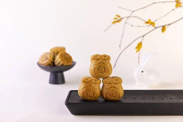 Ένα Κοντινό Πλάνο Από Mooncakes Ένα Μαύρο Πιάτο Για Μέσα — Φωτογραφία Αρχείου