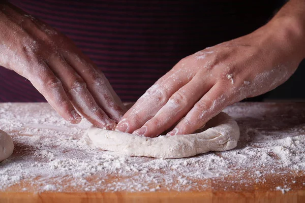 Κοντινό Πλάνο Ενός Μάγειρα Που Ζυμώνει Χέρια Του Μια Ζύμη — Φωτογραφία Αρχείου