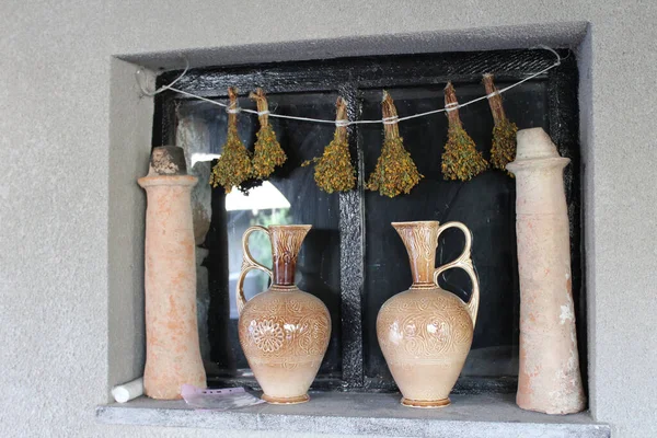 Egy Közeli Felvétel Gyönyörű Fából Készült Kancsók Mintákkal Dekorációval Gyógynövényekkel — Stock Fotó