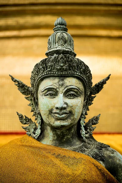 Una Imagen Vertical Hermosa Estatua Con Fondo Oro Brillante Bangkok —  Fotos de Stock