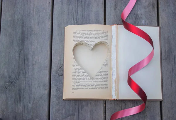 Κάτοψη Ενός Βιβλίου Του Οποίου Σελίδες Είναι Κομμένες Σχήμα Καρδιάς — Φωτογραφία Αρχείου
