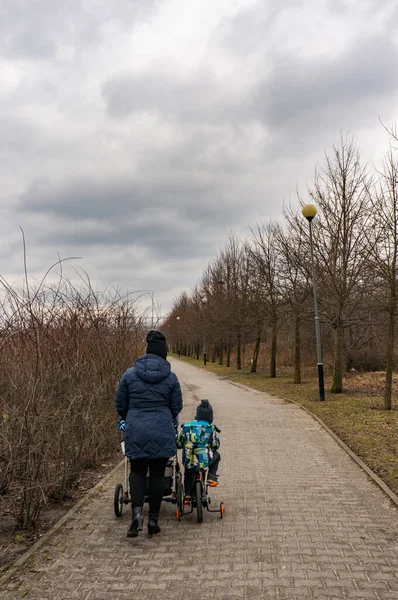 Poznan Polónia Mar 2018 Menino Uma Bicicleta Pequena Mulher Com — Fotografia de Stock