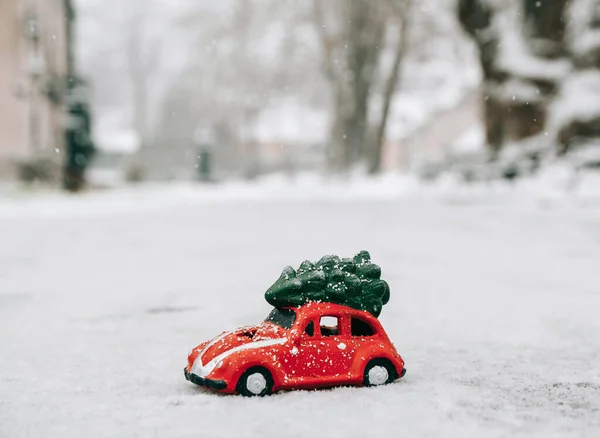 Primer Plano Coche Juguete Rojo Con Árbol Navidad Suelo — Foto de Stock