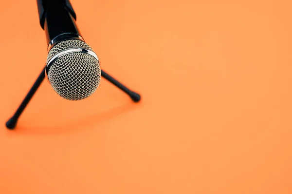 Tiro Ângulo Alto Microfone Pequeno Suporte Uma Superfície Laranja — Fotografia de Stock