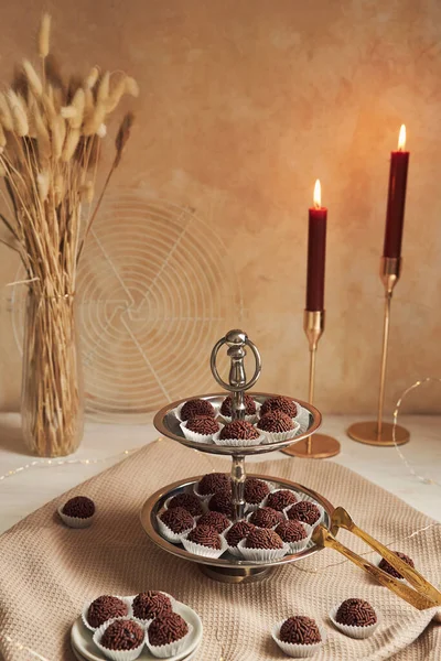 Festlig Dessert Sammansättning Med Brasilianska Brigadeiros Chokladbollar Med Strössel Brinnande — Stockfoto