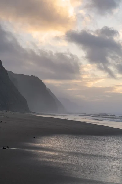 Tiro Vertical Uma Praia Areia Virada Para Mar Límpido Céu — Fotografia de Stock