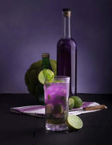Vertikal Bild Hälsosam Semester Mocktail Med Kalk Och Flaskor Sidan — Stockfoto