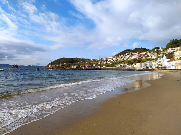 Närbild Stranden Nära Staden Ljus Himmel — Stockfoto